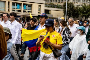 BOGOTA, COLOMBIA - 21 Nisan 2024. March, Gustavo Petro 'nun itham edilmesini istiyor. Gustavo Petro hükümetinin yasa reformlarına karşı Bogota Kolombiya 'da barışçıl protesto yürüyüşü.