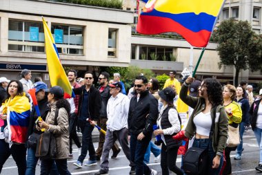 BOGOTA, COLOMBIA - 21 Nisan 2024. March, Gustavo Petro 'nun itham edilmesini istiyor. Gustavo Petro hükümetinin yasa reformlarına karşı Bogota Kolombiya 'da barışçıl protesto yürüyüşü.