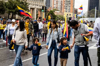 BOGOTA, COLOMBIA - 21 Nisan 2024. March, Gustavo Petro 'nun itham edilmesini istiyor. Gustavo Petro hükümetinin yasa reformlarına karşı Bogota Kolombiya 'da barışçıl protesto yürüyüşü.