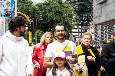 BOGOTA, COLOMBIA - 21 Nisan 2024. March, Gustavo Petro 'nun itham edilmesini istiyor. Gustavo Petro hükümetinin yasa reformlarına karşı Bogota Kolombiya 'da barışçıl protesto yürüyüşü.