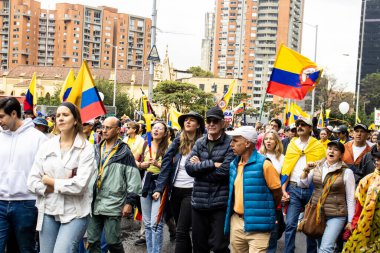 BOGOTA, COLOMBIA - 21 Nisan 2024. March, Gustavo Petro 'nun itham edilmesini istiyor. Gustavo Petro hükümetinin yasa reformlarına karşı Bogota Kolombiya 'da barışçıl protesto yürüyüşü.
