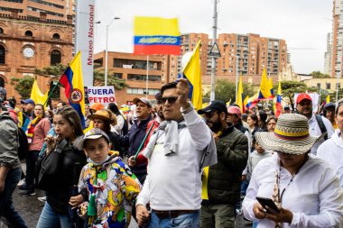 BOGOTA, COLOMBIA - 21 Nisan 2024. March, Gustavo Petro 'nun itham edilmesini istiyor. Gustavo Petro hükümetinin yasa reformlarına karşı Bogota Kolombiya 'da barışçıl protesto yürüyüşü.