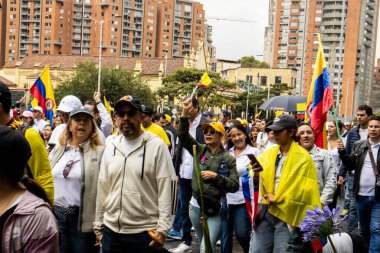 BOGOTA, COLOMBIA - 21 Nisan 2024. March, Gustavo Petro 'nun itham edilmesini istiyor. Gustavo Petro hükümetinin yasa reformlarına karşı Bogota Kolombiya 'da barışçıl protesto yürüyüşü.