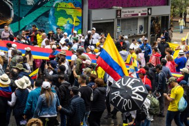 BOGOTA, COLOMBIA - 21 Nisan 2024. March, Gustavo Petro 'nun itham edilmesini istiyor. Gustavo Petro hükümetinin yasa reformlarına karşı Bogota Kolombiya 'da barışçıl protesto yürüyüşü.