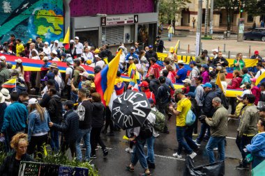 BOGOTA, COLOMBIA - 21 Nisan 2024. March, Gustavo Petro 'nun itham edilmesini istiyor. Gustavo Petro hükümetinin yasa reformlarına karşı Bogota Kolombiya 'da barışçıl protesto yürüyüşü.
