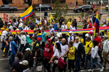 BOGOTA, COLOMBIA - 21 Nisan 2024. March, Gustavo Petro 'nun itham edilmesini istiyor. Gustavo Petro hükümetinin yasa reformlarına karşı Bogota Kolombiya 'da barışçıl protesto yürüyüşü.