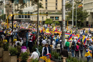 BOGOTA, COLOMBIA - 21 Nisan 2024. March, Gustavo Petro 'nun itham edilmesini istiyor. Gustavo Petro hükümetinin yasa reformlarına karşı Bogota Kolombiya 'da barışçıl protesto yürüyüşü.