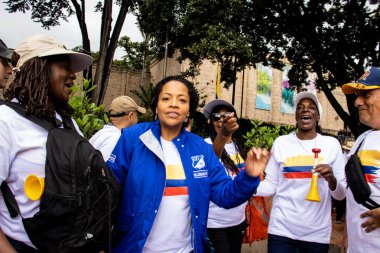 BOGOTA, COLOMBIA - 21 Nisan 2024. March, Gustavo Petro 'nun itham edilmesini istiyor. Gustavo Petro hükümetinin yasa reformlarına karşı Bogota Kolombiya 'da barışçıl protesto yürüyüşü.