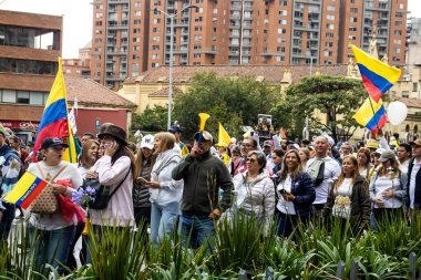 BOGOTA, COLOMBIA - 21 Nisan 2024. March, Gustavo Petro 'nun itham edilmesini istiyor. Gustavo Petro hükümetinin yasa reformlarına karşı Bogota Kolombiya 'da barışçıl protesto yürüyüşü.