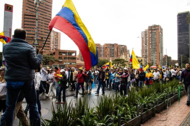 BOGOTA, COLOMBIA - 21 Nisan 2024. March, Gustavo Petro 'nun itham edilmesini istiyor. Gustavo Petro hükümetinin yasa reformlarına karşı Bogota Kolombiya 'da barışçıl protesto yürüyüşü.