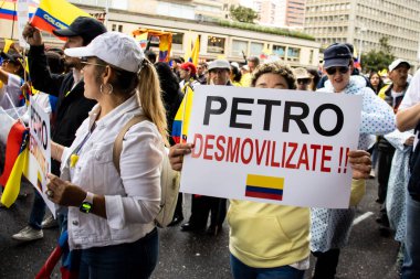 BOGOTA, COLOMBIA - 21 Nisan 2024. March, Gustavo Petro 'nun itham edilmesini istiyor. Gustavo Petro hükümetinin yasa reformlarına karşı Bogota Kolombiya 'da barışçıl protesto yürüyüşü.