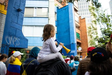 BOGOTA, COLOMBIA - 21 Nisan 2024. March, Gustavo Petro 'nun itham edilmesini istiyor. Gustavo Petro hükümetinin yasa reformlarına karşı Bogota Kolombiya 'da barışçıl protesto yürüyüşü.
