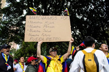BOGOTA, COLOMBIA - 21 Nisan 2024. March, Gustavo Petro 'nun itham edilmesini istiyor. Gustavo Petro hükümetinin yasa reformlarına karşı Bogota Kolombiya 'da barışçıl protesto yürüyüşü.