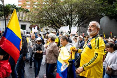 BOGOTA, COLOMBIA - 21 Nisan 2024. March, Gustavo Petro 'nun itham edilmesini istiyor. Gustavo Petro hükümetinin yasa reformlarına karşı Bogota Kolombiya 'da barışçıl protesto yürüyüşü.