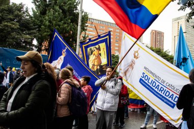 BOGOTA, COLOMBIA - 21 Nisan 2024. March, Gustavo Petro 'nun itham edilmesini istiyor. Gustavo Petro hükümetinin yasa reformlarına karşı Bogota Kolombiya 'da barışçıl protesto yürüyüşü.