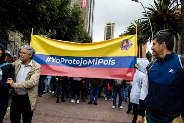 BOGOTA, COLOMBIA - 21 Nisan 2024. March, Gustavo Petro 'nun itham edilmesini istiyor. Gustavo Petro hükümetinin yasa reformlarına karşı Bogota Kolombiya 'da barışçıl protesto yürüyüşü.