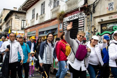 BOGOTA, COLOMBIA - 21 Nisan 2024. March, Gustavo Petro 'nun itham edilmesini istiyor. Gustavo Petro hükümetinin yasa reformlarına karşı Bogota Kolombiya 'da barışçıl protesto yürüyüşü.