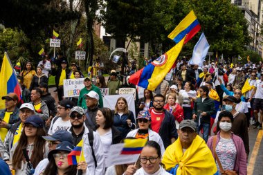 BOGOTA, COLOMBIA - 21 Nisan 2024. March, Gustavo Petro 'nun itham edilmesini istiyor. Gustavo Petro hükümetinin yasa reformlarına karşı Bogota Kolombiya 'da barışçıl protesto yürüyüşü.