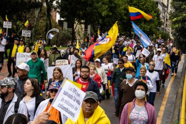 BOGOTA, COLOMBIA - 21 Nisan 2024. March, Gustavo Petro 'nun itham edilmesini istiyor. Gustavo Petro hükümetinin yasa reformlarına karşı Bogota Kolombiya 'da barışçıl protesto yürüyüşü.