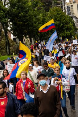 BOGOTA, COLOMBIA - 21 Nisan 2024. March, Gustavo Petro 'nun itham edilmesini istiyor. Gustavo Petro hükümetinin yasa reformlarına karşı Bogota Kolombiya 'da barışçıl protesto yürüyüşü.