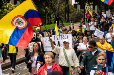 BOGOTA, COLOMBIA - 21 Nisan 2024. March, Gustavo Petro 'nun itham edilmesini istiyor. Gustavo Petro hükümetinin yasa reformlarına karşı Bogota Kolombiya 'da barışçıl protesto yürüyüşü.
