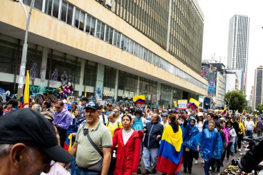 BOGOTA, COLOMBIA - 21 Nisan 2024. March, Gustavo Petro 'nun itham edilmesini istiyor. Gustavo Petro hükümetinin yasa reformlarına karşı Bogota Kolombiya 'da barışçıl protesto yürüyüşü.