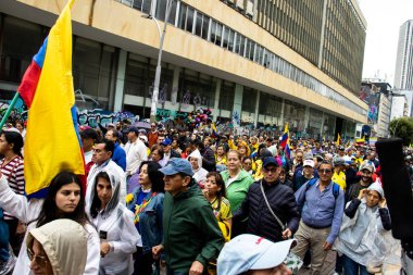 BOGOTA, COLOMBIA - 21 Nisan 2024. March, Gustavo Petro 'nun itham edilmesini istiyor. Gustavo Petro hükümetinin yasa reformlarına karşı Bogota Kolombiya 'da barışçıl protesto yürüyüşü.