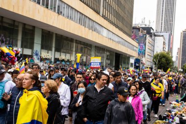 BOGOTA, COLOMBIA - 21 Nisan 2024. March, Gustavo Petro 'nun itham edilmesini istiyor. Gustavo Petro hükümetinin yasa reformlarına karşı Bogota Kolombiya 'da barışçıl protesto yürüyüşü.