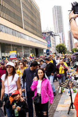 BOGOTA, COLOMBIA - 21 Nisan 2024. March, Gustavo Petro 'nun itham edilmesini istiyor. Gustavo Petro hükümetinin yasa reformlarına karşı Bogota Kolombiya 'da barışçıl protesto yürüyüşü.