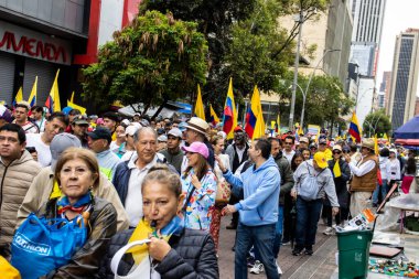 BOGOTA, COLOMBIA - 21 Nisan 2024. March, Gustavo Petro 'nun itham edilmesini istiyor. Gustavo Petro hükümetinin yasa reformlarına karşı Bogota Kolombiya 'da barışçıl protesto yürüyüşü.