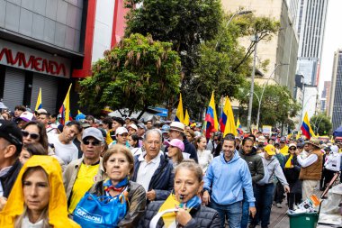 BOGOTA, COLOMBIA - 21 Nisan 2024. March, Gustavo Petro 'nun itham edilmesini istiyor. Gustavo Petro hükümetinin yasa reformlarına karşı Bogota Kolombiya 'da barışçıl protesto yürüyüşü.