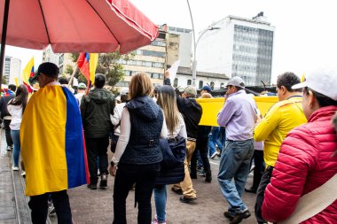 BOGOTA, COLOMBIA - 21 Nisan 2024. March, Gustavo Petro 'nun itham edilmesini istiyor. Gustavo Petro hükümetinin yasa reformlarına karşı Bogota Kolombiya 'da barışçıl protesto yürüyüşü.