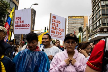BOGOTA, COLOMBIA - 21 Nisan 2024. March, Gustavo Petro 'nun itham edilmesini istiyor. Gustavo Petro hükümetinin yasa reformlarına karşı Bogota Kolombiya 'da barışçıl protesto yürüyüşü.