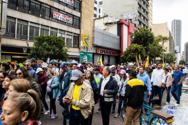 BOGOTA, COLOMBIA - 21 Nisan 2024. March, Gustavo Petro 'nun itham edilmesini istiyor. Gustavo Petro hükümetinin yasa reformlarına karşı Bogota Kolombiya 'da barışçıl protesto yürüyüşü.