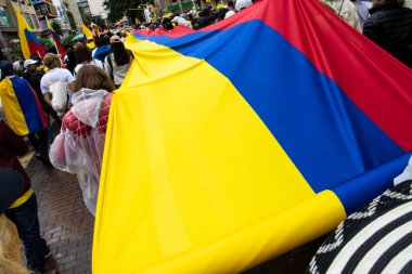 BOGOTA, COLOMBIA - 21 Nisan 2024. March, Gustavo Petro 'nun itham edilmesini istiyor. Gustavo Petro hükümetinin yasa reformlarına karşı Bogota Kolombiya 'da barışçıl protesto yürüyüşü.