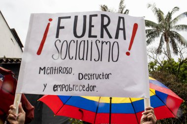 BOGOTA, COLOMBIA - 21 Nisan 2024. March, Gustavo Petro 'nun itham edilmesini istiyor. Gustavo Petro hükümetinin yasa reformlarına karşı Bogota Kolombiya 'da barışçıl protesto yürüyüşü.