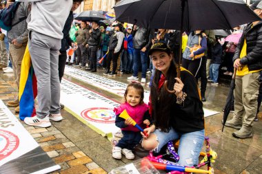 BOGOTA, COLOMBIA - 21 Nisan 2024. March, Gustavo Petro 'nun itham edilmesini istiyor. Gustavo Petro hükümetinin yasa reformlarına karşı Bogota Kolombiya 'da barışçıl protesto yürüyüşü.