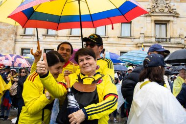 BOGOTA, COLOMBIA - 21 Nisan 2024. March, Gustavo Petro 'nun itham edilmesini istiyor. Gustavo Petro hükümetinin yasa reformlarına karşı Bogota Kolombiya 'da barışçıl protesto yürüyüşü.