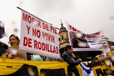 BOGOTA, COLOMBIA - 21 Nisan 2024. March, Gustavo Petro 'nun itham edilmesini istiyor. Gustavo Petro hükümetinin yasa reformlarına karşı Bogota Kolombiya 'da barışçıl protesto yürüyüşü.