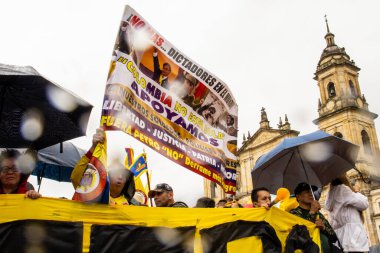 BOGOTA, COLOMBIA - 21 Nisan 2024. March, Gustavo Petro 'nun itham edilmesini istiyor. Gustavo Petro hükümetinin yasa reformlarına karşı Bogota Kolombiya 'da barışçıl protesto yürüyüşü.