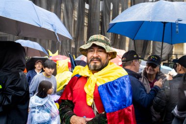 BOGOTA, COLOMBIA - 21 Nisan 2024. March, Gustavo Petro 'nun itham edilmesini istiyor. Gustavo Petro hükümetinin yasa reformlarına karşı Bogota Kolombiya 'da barışçıl protesto yürüyüşü.