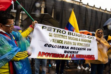 BOGOTA, COLOMBIA - 21 Nisan 2024. March, Gustavo Petro 'nun itham edilmesini istiyor. Gustavo Petro hükümetinin yasa reformlarına karşı Bogota Kolombiya 'da barışçıl protesto yürüyüşü.