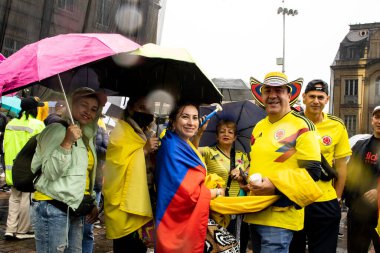 BOGOTA, COLOMBIA - 21 Nisan 2024. March, Gustavo Petro 'nun itham edilmesini istiyor. Gustavo Petro hükümetinin yasa reformlarına karşı Bogota Kolombiya 'da barışçıl protesto yürüyüşü.