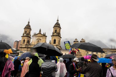 BOGOTA, COLOMBIA - 21 Nisan 2024. March, Gustavo Petro 'nun itham edilmesini istiyor. Gustavo Petro hükümetinin yasa reformlarına karşı Bogota Kolombiya 'da barışçıl protesto yürüyüşü.