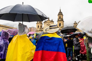 BOGOTA, COLOMBIA - 21 Nisan 2024. March, Gustavo Petro 'nun itham edilmesini istiyor. Gustavo Petro hükümetinin yasa reformlarına karşı Bogota Kolombiya 'da barışçıl protesto yürüyüşü.