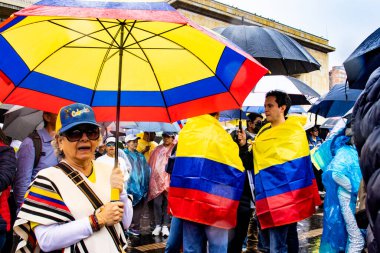 BOGOTA, COLOMBIA - 21 Nisan 2024. March, Gustavo Petro 'nun itham edilmesini istiyor. Gustavo Petro hükümetinin yasa reformlarına karşı Bogota Kolombiya 'da barışçıl protesto yürüyüşü.