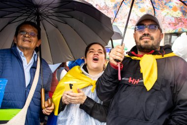 BOGOTA, COLOMBIA - 21 Nisan 2024. March, Gustavo Petro 'nun itham edilmesini istiyor. Gustavo Petro hükümetinin yasa reformlarına karşı Bogota Kolombiya 'da barışçıl protesto yürüyüşü.