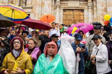 BOGOTA, COLOMBIA - 21 Nisan 2024. March, Gustavo Petro 'nun itham edilmesini istiyor. Gustavo Petro hükümetinin yasa reformlarına karşı Bogota Kolombiya 'da barışçıl protesto yürüyüşü.