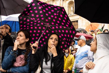 BOGOTA, COLOMBIA - 21 Nisan 2024. March, Gustavo Petro 'nun itham edilmesini istiyor. Gustavo Petro hükümetinin yasa reformlarına karşı Bogota Kolombiya 'da barışçıl protesto yürüyüşü.