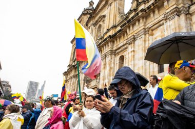 BOGOTA, COLOMBIA - 21 Nisan 2024. March, Gustavo Petro 'nun itham edilmesini istiyor. Gustavo Petro hükümetinin yasa reformlarına karşı Bogota Kolombiya 'da barışçıl protesto yürüyüşü.